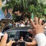 Aksi Jokowi Lempar-lempar Kaus saat Tinggalkan Muktamar NU, Wanita Berhijab Ini Girang