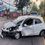 Mobilnya Tabrak Pohon Hingga Ringsek di Jimbaran, Pengemudi Lolos dari Maut