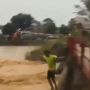 Bocah Nekat Ceburkan Diri ke Sungai Arus Deras, Ada Apa?