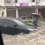 Melaju Kencang saat Banjir, Mobil Ini Bikin Tukang Sayur Beserta Gerobaknya Terjungkal