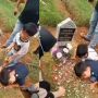 Bikin Haru, Dua Bocah Polos Berbicara di Pusara Ibunya: Halo Lagi Ngapain Mamah?