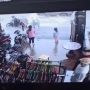 Viral Karyawan Toko Sigap Tolong Pemotor yang Terjebak Banjir, Aksinya Tuai Pujian