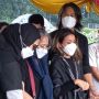 Nirina Zubir Tabah Melihat Prosesi Pemakanan Sang Ayah