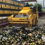 Puluhan Ribu Botol Miras Dimusnahkan, Bau Alkohol Menyengat di Karawang