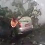 Video Detik-Detik Mobil Tertimpa Pohon Akibat Hujan Angin di Tangerang