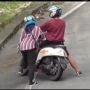Boncengers Cewek Jadi Sorotan Publik saat Motor Pasangannya Mogok di Tanjakan