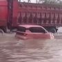 Bahaya Mengintai Mobil Matic jika Nekat Terjang Banjir, Ini Alasannya