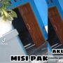Kocak! Penerima Paket Asyik Karaoke, Kurir Ini Justru Ikut Menyanyi
