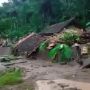 Longsor Terjang Rumah Warga di Talegong Garut