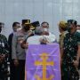 Momen Andi Sudirman Sulaiman Peluk Pendeta di Misa Malam Natal