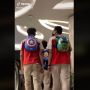 Pede Pakai Tas Anak-anak, Viral Gaya Unik 3 Pria di Mall Ini Bikin Ikut Gemas