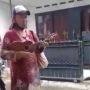 Ibu-ibu Pengamen Main Gitar Nyanyi Lagu Rohani, Dicari Addie MS Bikin Haru