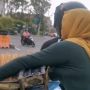 Viral Emak-emak Peluk Pemanggang Sate Menyala, 'The Real Bakar Lemak'