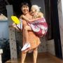 Ibu Gendong Nenek Pakai Selendang Bak Bayi, Videonya Bikin Teteskan Air Mata