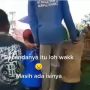 Viral, Pria Ini Naik ke Keranda Mayat Ditengah Iringan Jenazah, Kenapa?