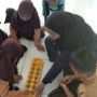 Mahasiswa UTM Menggunakan Permainan Tradisional untuk Media Pembelajaran di SDN Kranji II