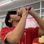 Viral Pegawai Minimarket Hobi Makan Snack Kucing, Alasannya Bikin Ngelus Dada