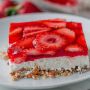 Resep Strawberry Pretzel Salad, Dessert Sehat yang Tampilannya Cantik Banget