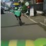 Viral Pesepeda Beratribut Ojol Rela Belah Jalan Demi Beri Akses Ambulans, Publik Salut