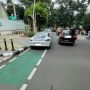 Potret Mobil Mewah Parkir Ngawur di Jalur Sepeda, Publik Ngedumel Berjamaah