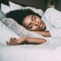 7 Tips Penting Tidur Bagi Si Pemilik Rambut Keriting