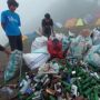 Viral Video Ratusan Sampah Botol Miras Berserakan di Gunung Rinjani