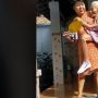 Perempuan Ini Asuh Ibu yang Sudah Tua Sampai Tidur Digendong