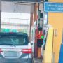 Viral Wanita Ambil Karcis Tol dengan Alat Dapur Ini, Publik: Jangan Sampai Emak-emak Tahu