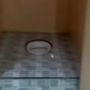 Viral Rumah Punya 3 Kloset  dalam Satu Kamar Mandi, Penampakannya Bikin Salah Fokus