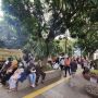 Alun-alun Bandung Tetap Diserbu Warga Meski Ditutup