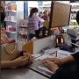Viral Pembeli Kesal Uang Kembalian Diganti Permen, Netizen: Besok Belinya Pakai Permen