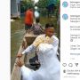 Viral Pasangan Pengantin Naik Perahu di Tengah Banjir di Lamongan