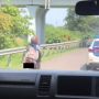 Viral Pria Jemput Calon Istri Naik Motor Masuk ke Tol Tangerang-Merak