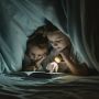 3 Manfaat Membaca Buku di Malam Hari, Bisa Mengatasi Insomnia
