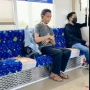 Viral Pemuda Sholat di Dalam Gerbong Kereta, Tindakannya Picu Perdebatan Netizen