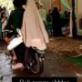 Viral Pemotor Dihujat Gegara Melintas di Tengah Siraman, Publik: Wajar Itu Jalan Umum