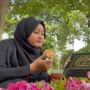 Viral Cewek Curhat di Makam Sambil Ngemil Donat dan Minum Es Teh
