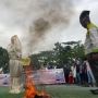 Buntut Kontrak Honorer Disetop, Massa di Meranti Protes Bakar Seragam Dinas
