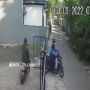 Viral Aksi Komplotan Curanmor Gasak Scoopy Terekam CCTV, Maling Bobol Gembok Pagar