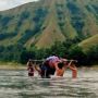 Viral Warga Tana Toraja Angkat Pasien Seberangi Air Sungai Setinggi Dada