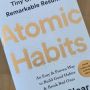 Review Buku Atomic Habits: Solusi untuk Membangun Kebiasaan Baru