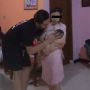 Viral Cowok Gendong Anak Sama Ibunya Sekaligus, Warganet Kesemsem Baper