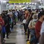 Kepadatan Penumpang KRL di Stasiun Tanah Abang