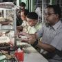Bagikan Momen Makan di Warteg Peong, Anies Baswedan Nostalgia Meme 'Kegigit Lengkuas'