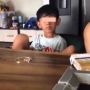 Bocah Dikabari Teman Cewek Sekelas Pindah, Ekspresi Senyum Tapi Nangis Getarkan Hati