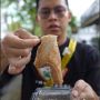 Viral Pria Jajan Kaloci Rp100 Ribu, Tampilannya Sukses Menggoda Warganet