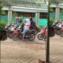 Kocak! Cewek Ini Memakai Hijab di Luar Helm, Warganet: Ciput Anti Badai