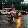 Terjang Banjir di Jalan Kota Surabaya, Pengendara Terpaksa Dorong Motornya yang Mogok