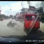 Heboh Detik-Detik Mobil Damkar Tabrak Motor di Jalan, Pemotor Terpelanting dan Jatuh