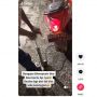 Perbuatannya Viral, Perempuan Ini Rela Kempeskan Ban Motor Demi Bantu Seorang Kakek Tua